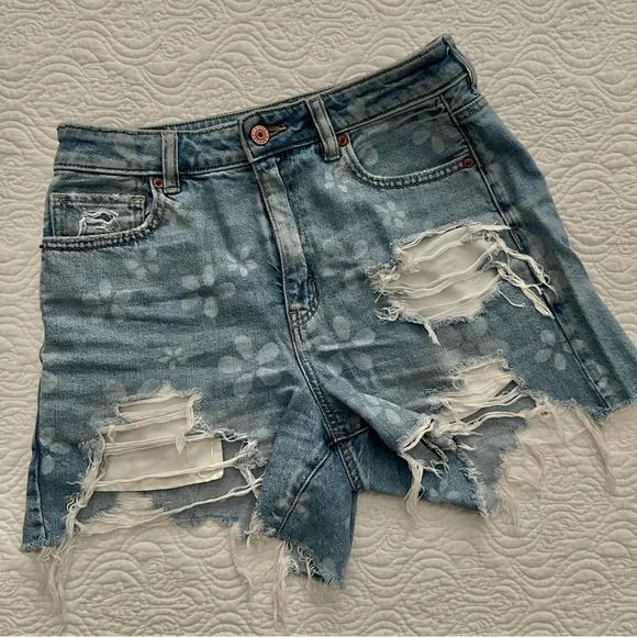 American Eagle Outfitters Distressed Denim Shorts Size 4 - Picture 1 of 16